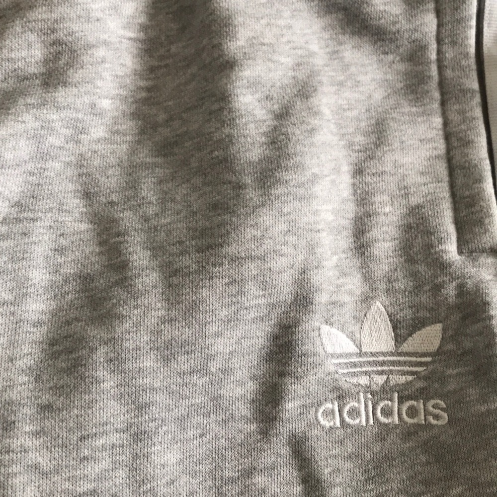 Addis’s grey joggers with side pockets stripes